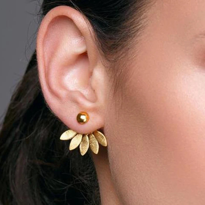Brincos de Metal com Flor – Elegância Delicada para Mulheres