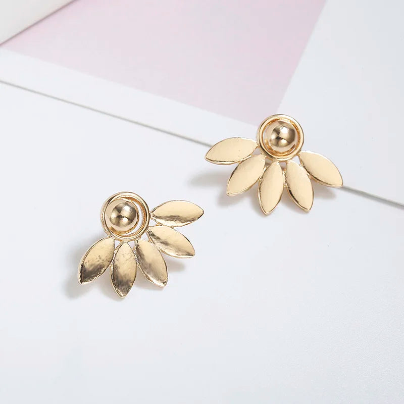 Brincos de Metal com Flor – Elegância Delicada para Mulheres