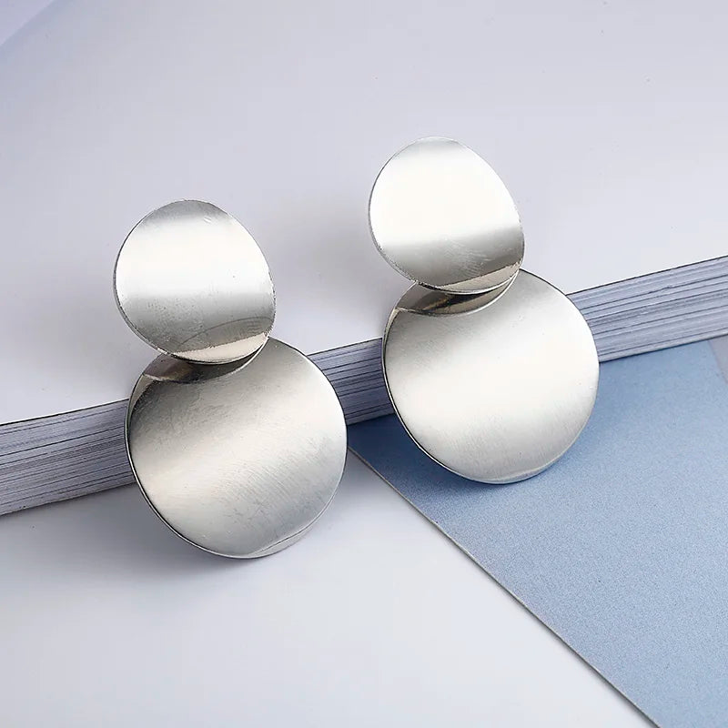 Brincos Redondos – Elegância Simples e Sofisticada