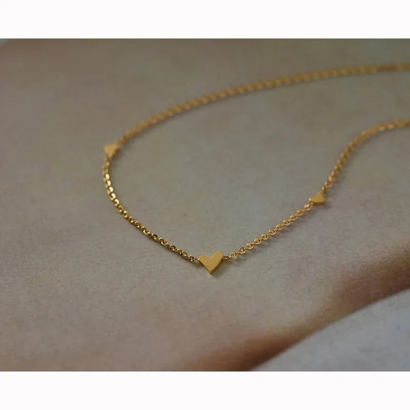 Pulseira Minimalista de Corações – Elegância Suave para o Dia a Dia