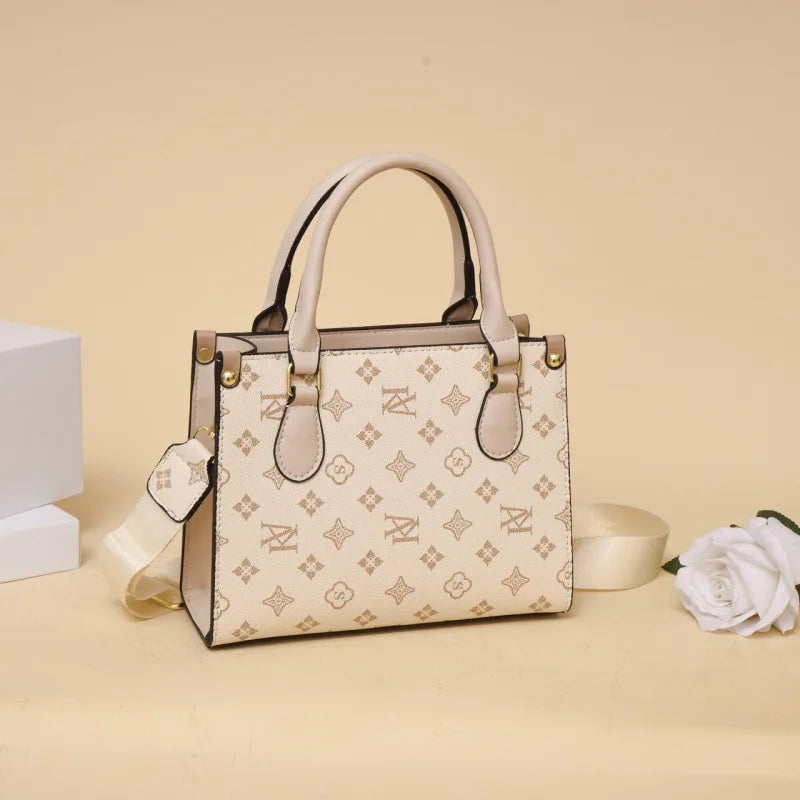 Bolsa de Ombro Feminina com Estampa Monograma