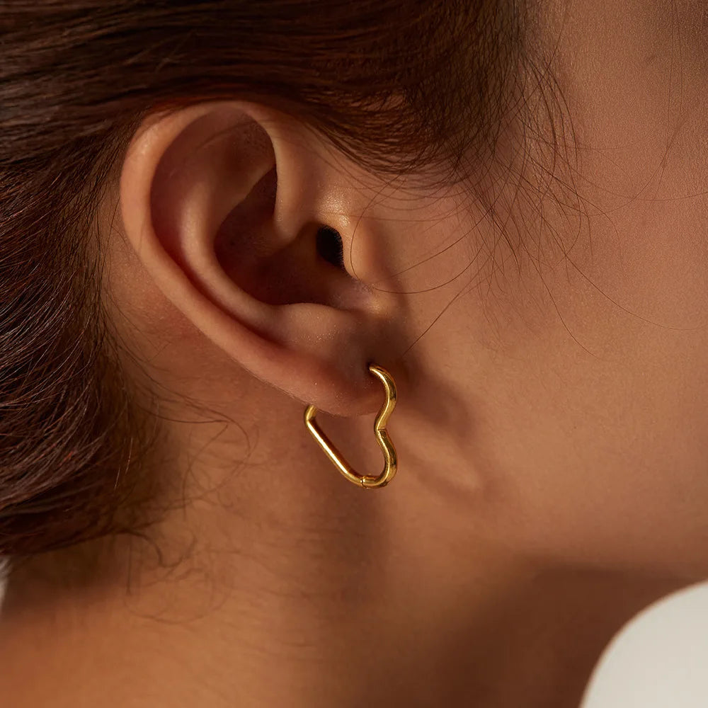 Brincos de Coração em Aço Inoxidável Dourado – Estilo Minimalista Feminino
