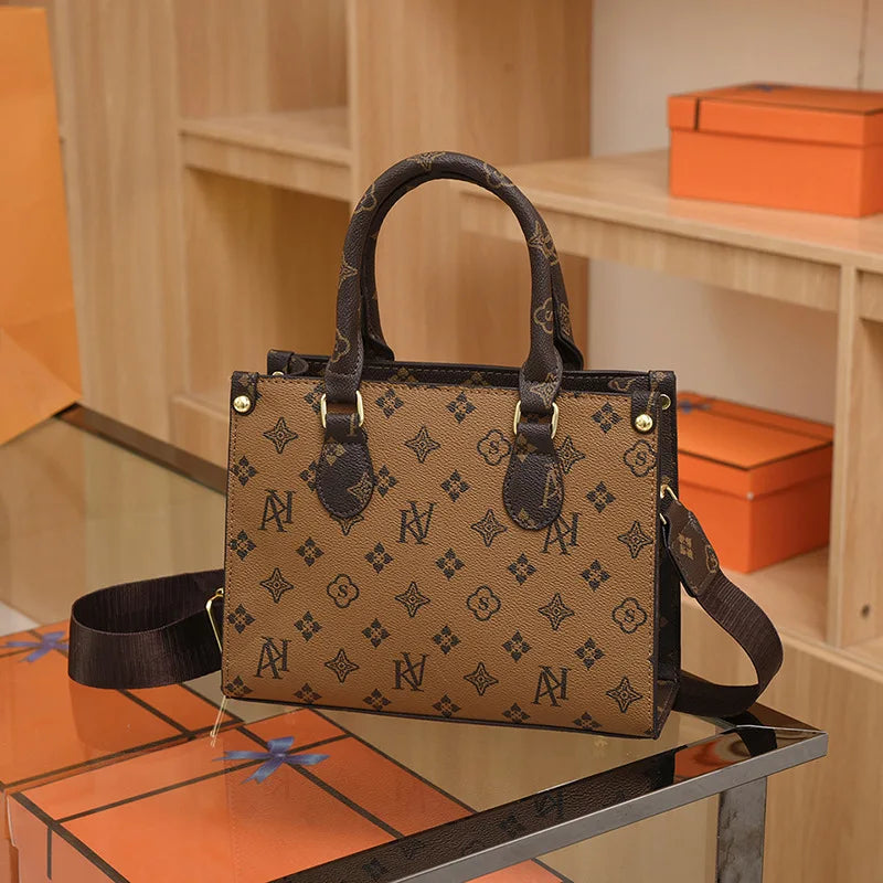 Bolsa de Ombro Feminina com Estampa Monograma