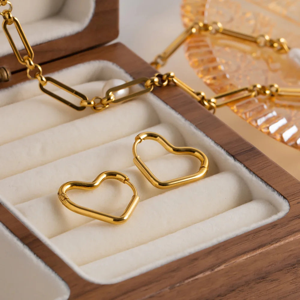 Brincos de Coração em Aço Inoxidável Dourado – Estilo Minimalista Feminino