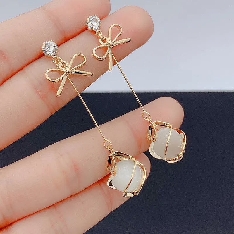 Brincos Longos de Strass Dourados com Opala e Nó – Perfeitos para Casamentos e Festas
