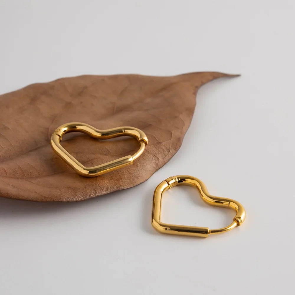 Brincos de Coração em Aço Inoxidável Dourado – Estilo Minimalista Feminino