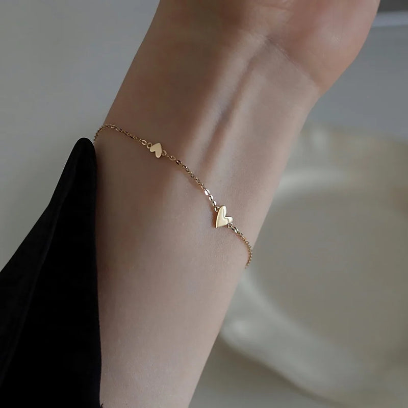 Pulseira Minimalista de Corações – Elegância Suave para o Dia a Dia