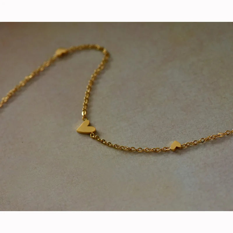 Pulseira Minimalista de Corações – Elegância Suave para o Dia a Dia