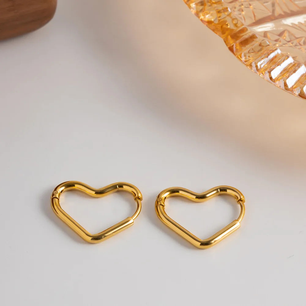 Brincos de Coração em Aço Inoxidável Dourado – Estilo Minimalista Feminino