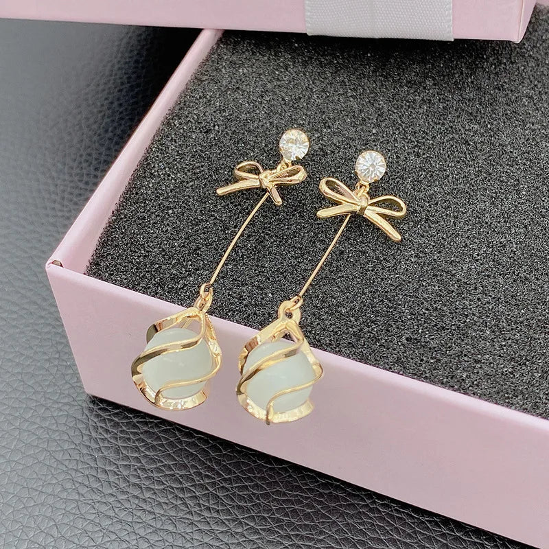 Brincos Longos de Strass Dourados com Opala e Nó – Perfeitos para Casamentos e Festas
