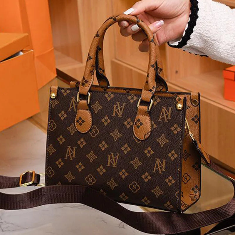 Bolsa de Ombro Feminina com Estampa Monograma