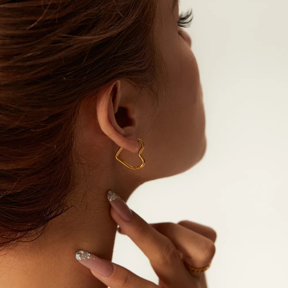 Brincos de Coração em Aço Inoxidável Dourado – Estilo Minimalista Feminino