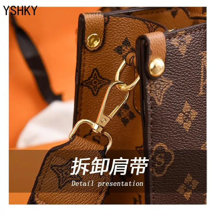 Bolsa de Ombro Feminina com Estampa Monograma