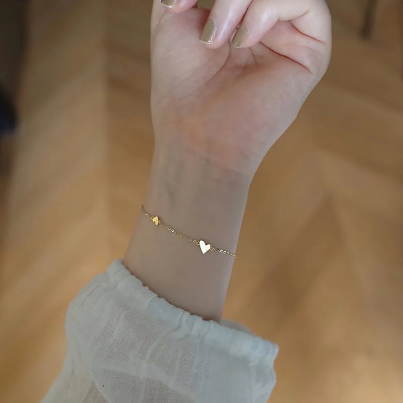 Pulseira Minimalista de Corações – Elegância Suave para o Dia a Dia