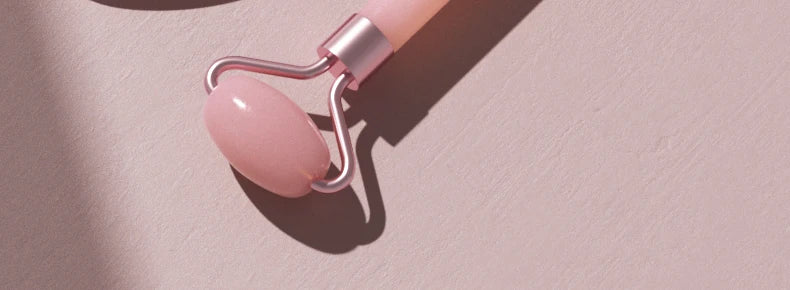 Massageador Facial Roller + Pedra Gua Sha em Quartzo