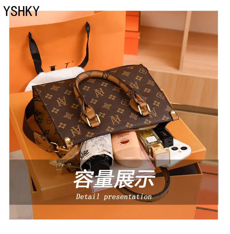 Bolsa de Ombro Feminina com Estampa Monograma