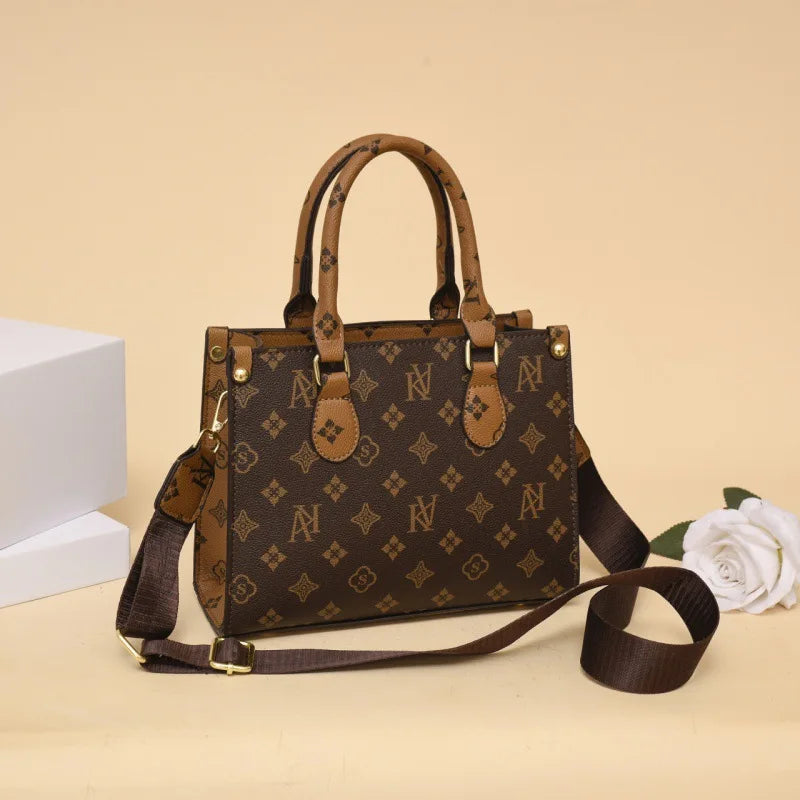 Bolsa de Ombro Feminina com Estampa Monograma